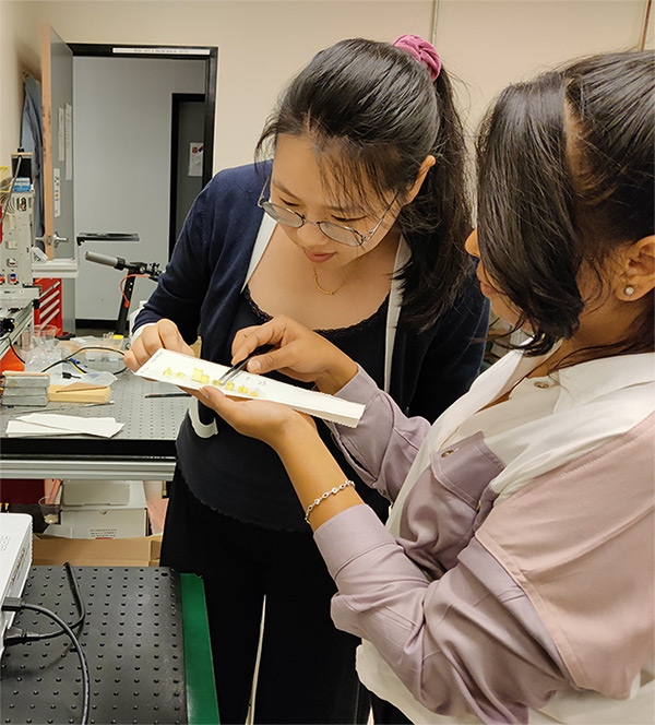 Cindy Li in lab with student