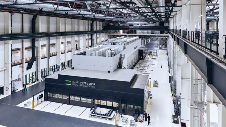 In the Smart Press Shop, Porsche and Schuler operate a servo press line with an output of 20 strokes per minute.